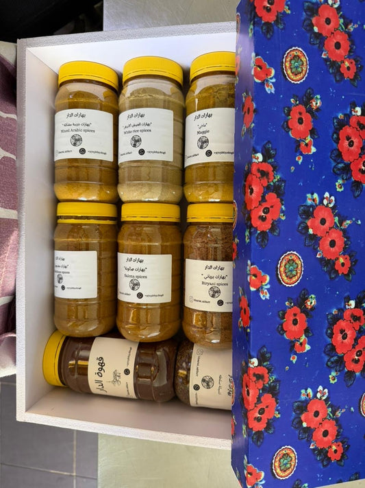 بوكس هدية رمضان يحتوي البوكس على مجموعة مميزة من البهارات والقهوة العربية بهارات عربية ومجبوس وصالونه وبرياني وماجي ولعيش الأبيض وتتبيله سلطه وروب وقهوة عربية كل الأنواع حجم العلبة 500mlماعدا السلطة 350ml